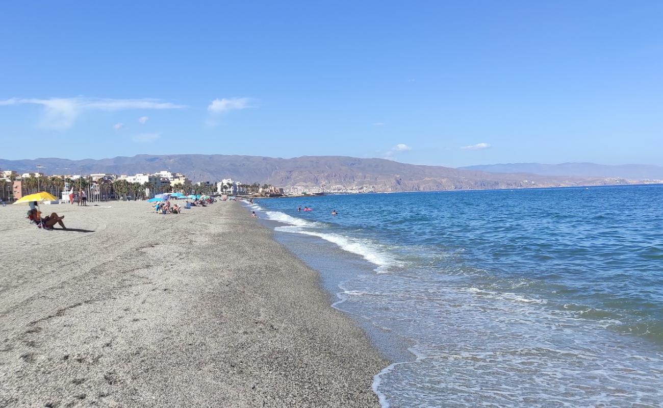 Photo de Playa de La Bajadilla avec caillou fin gris de surface