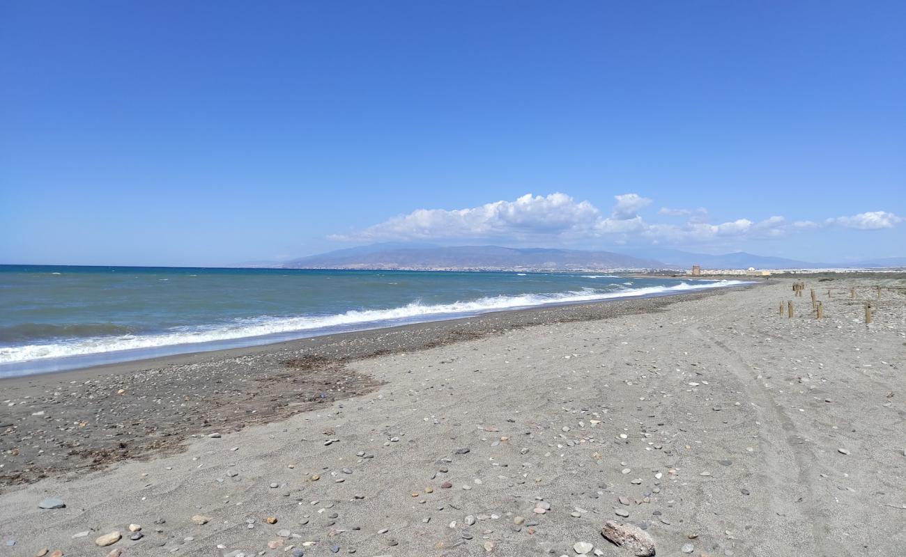 Photo de Playa de Torregarcia avec sable gris & galets de surface