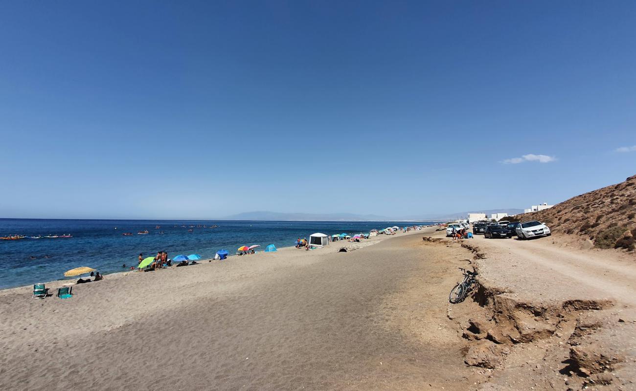 Photo de Playa de la Fabriquilla avec petits galets gris de surface