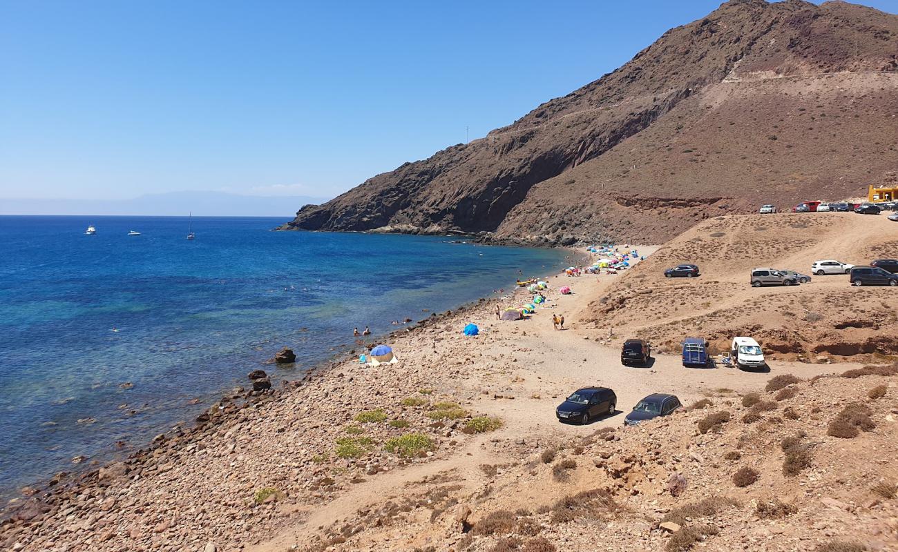 Photo de Playa de Cabo de Gata avec sable beige & pierres de surface