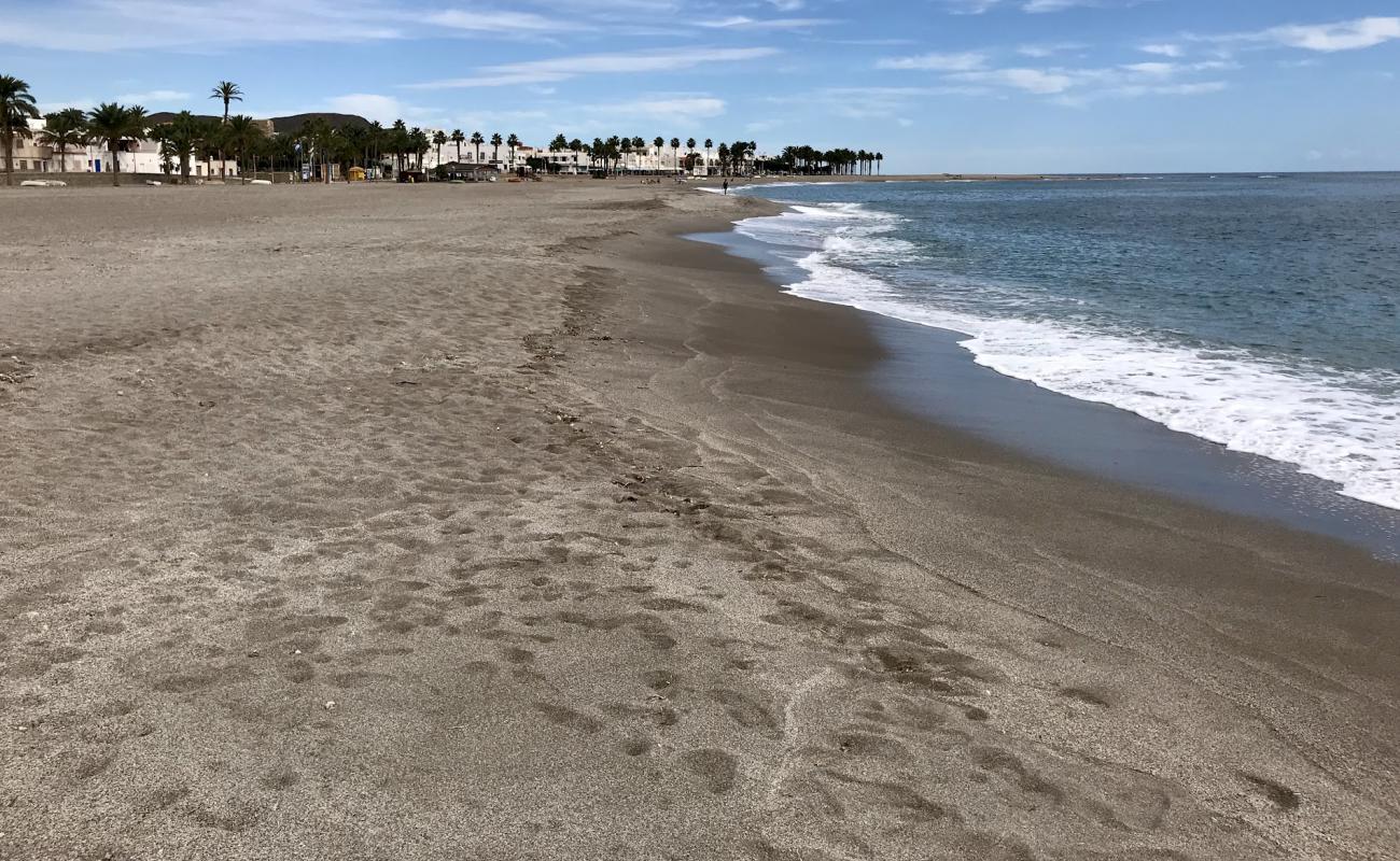 Photo de Playa de Los Cocones avec sable lumineux de surface