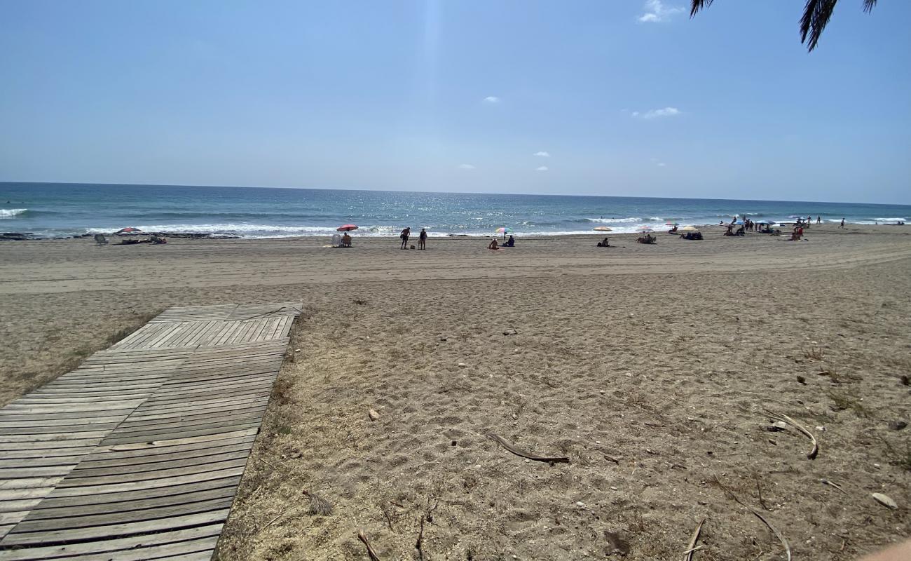 Photo de Playa del Palmeral avec sable gris de surface