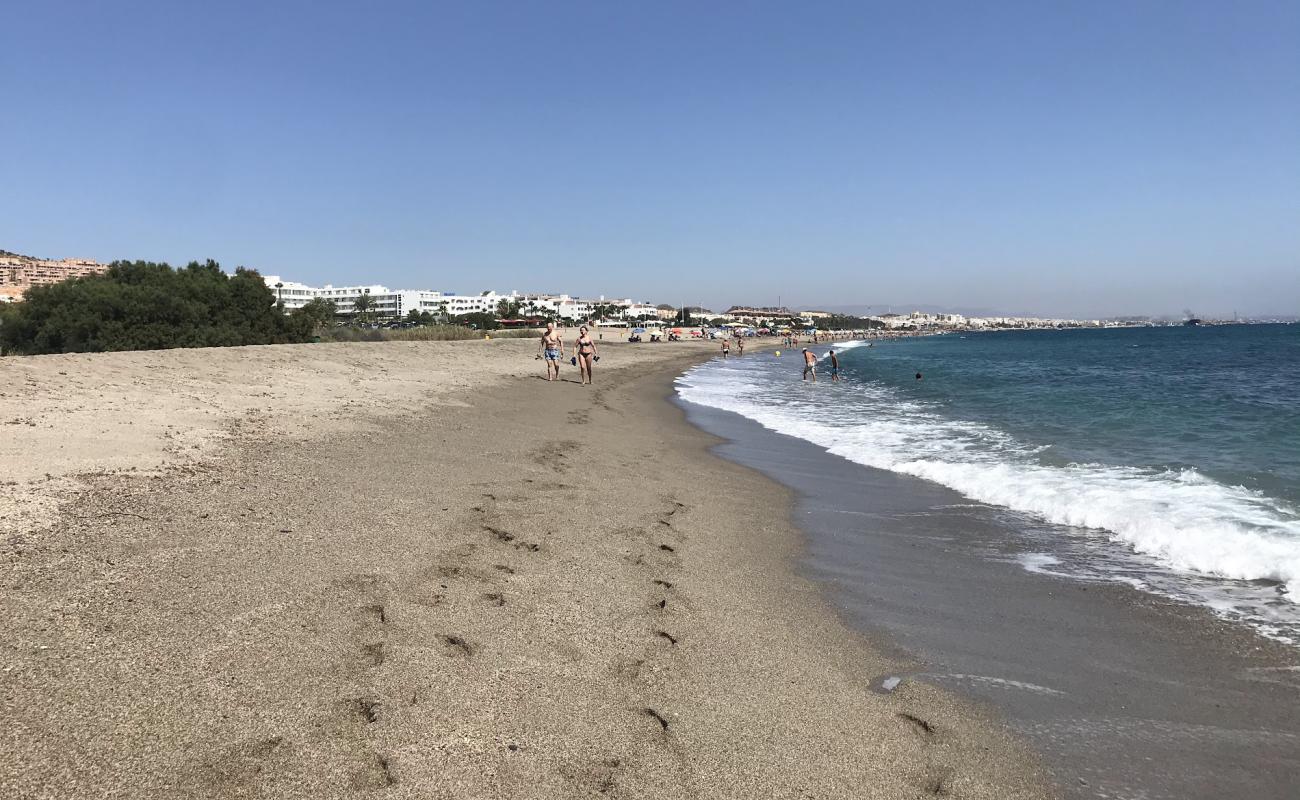 Photo de Playa de la Marina de la Torre avec sable gris de surface