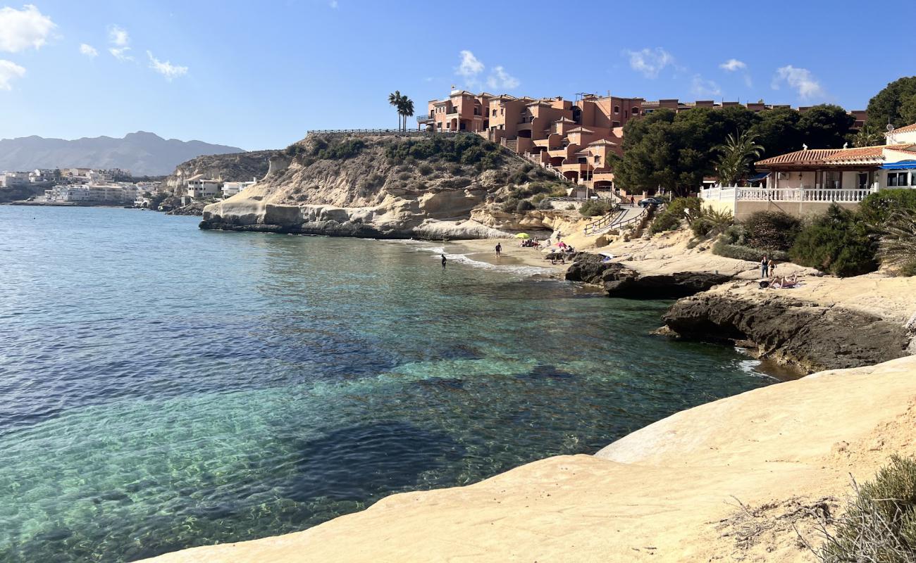 Photo de Cala del Invencible avec sable lumineux de surface