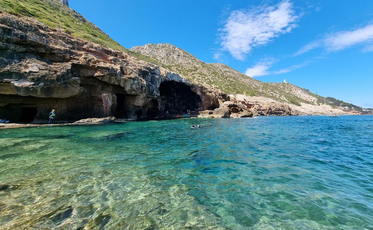 Photo de Cova Tallada avec roches de surface