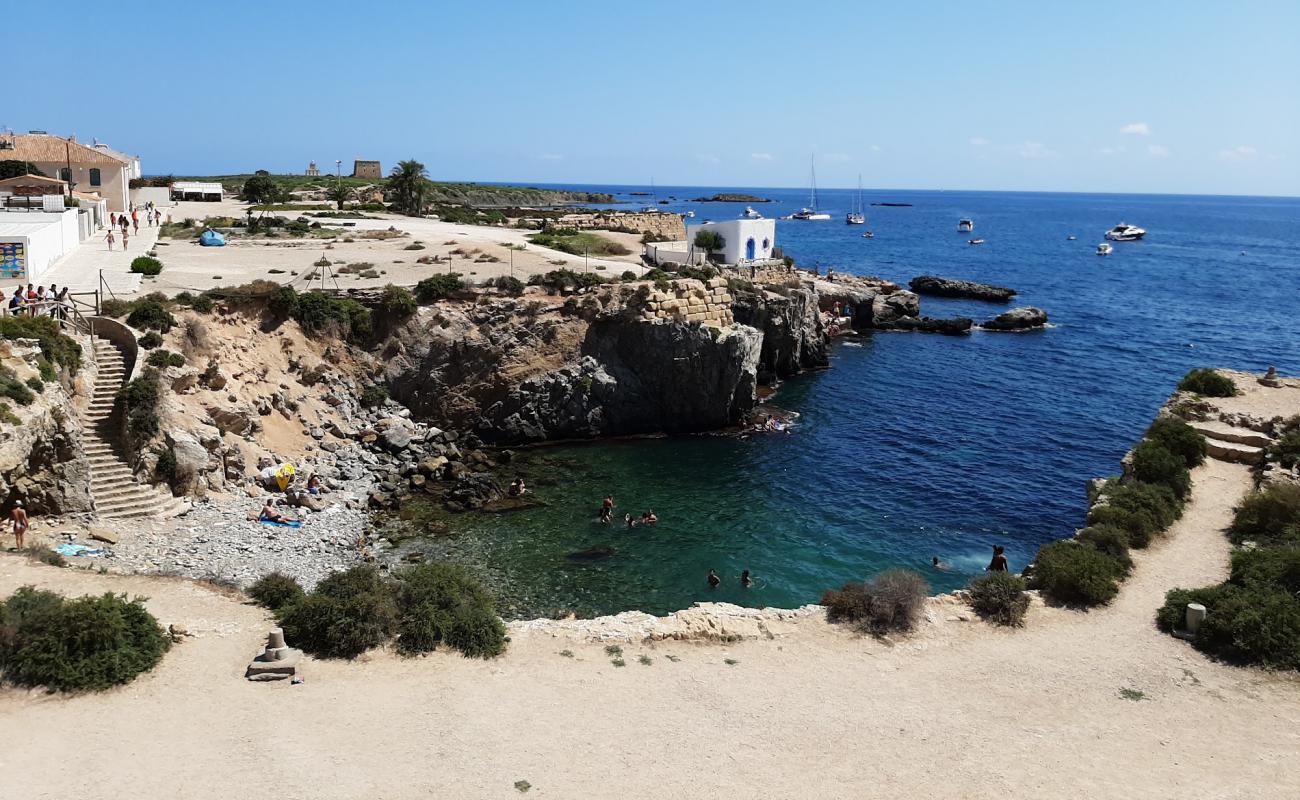 Photo de Cova del Llop Mari avec sable gris avec roches de surface