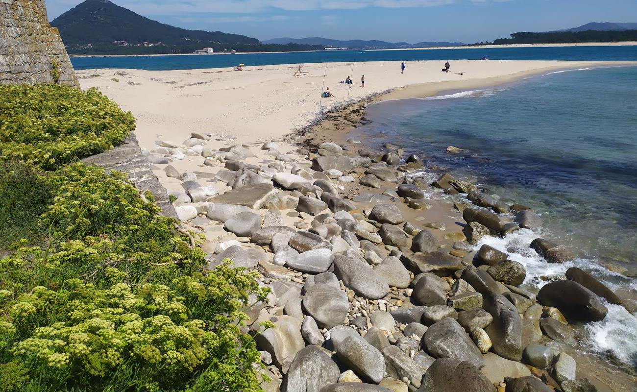 Photo de Praia do Forte da Insua avec sable beige de surface