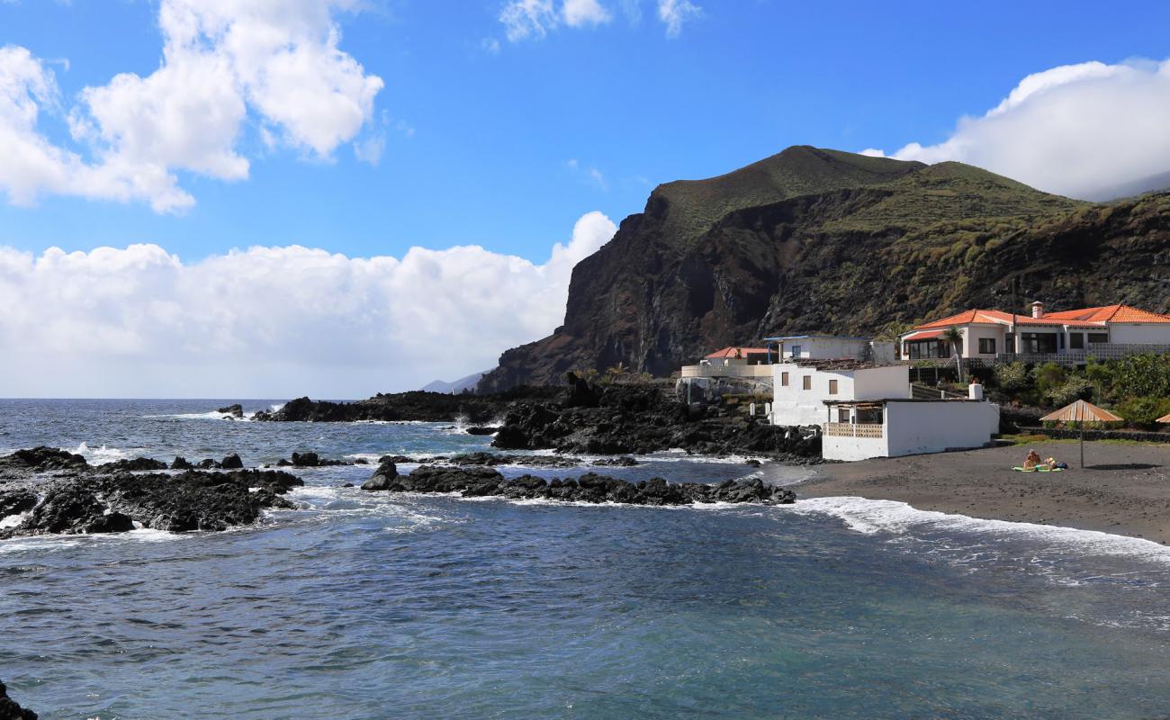 Photo de Playa de La Salemera avec sable gris & rochers de surface