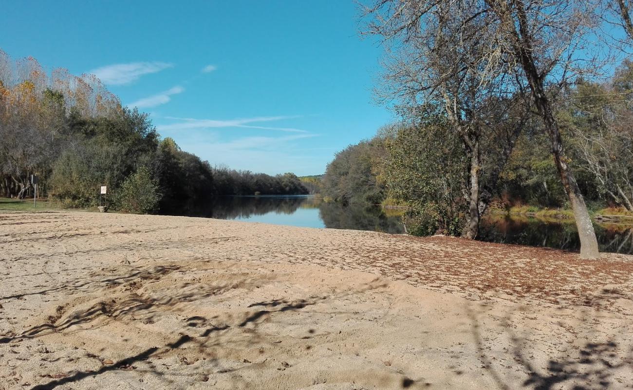 Photo de Playa Fluvial Burganes avec sable beige de surface