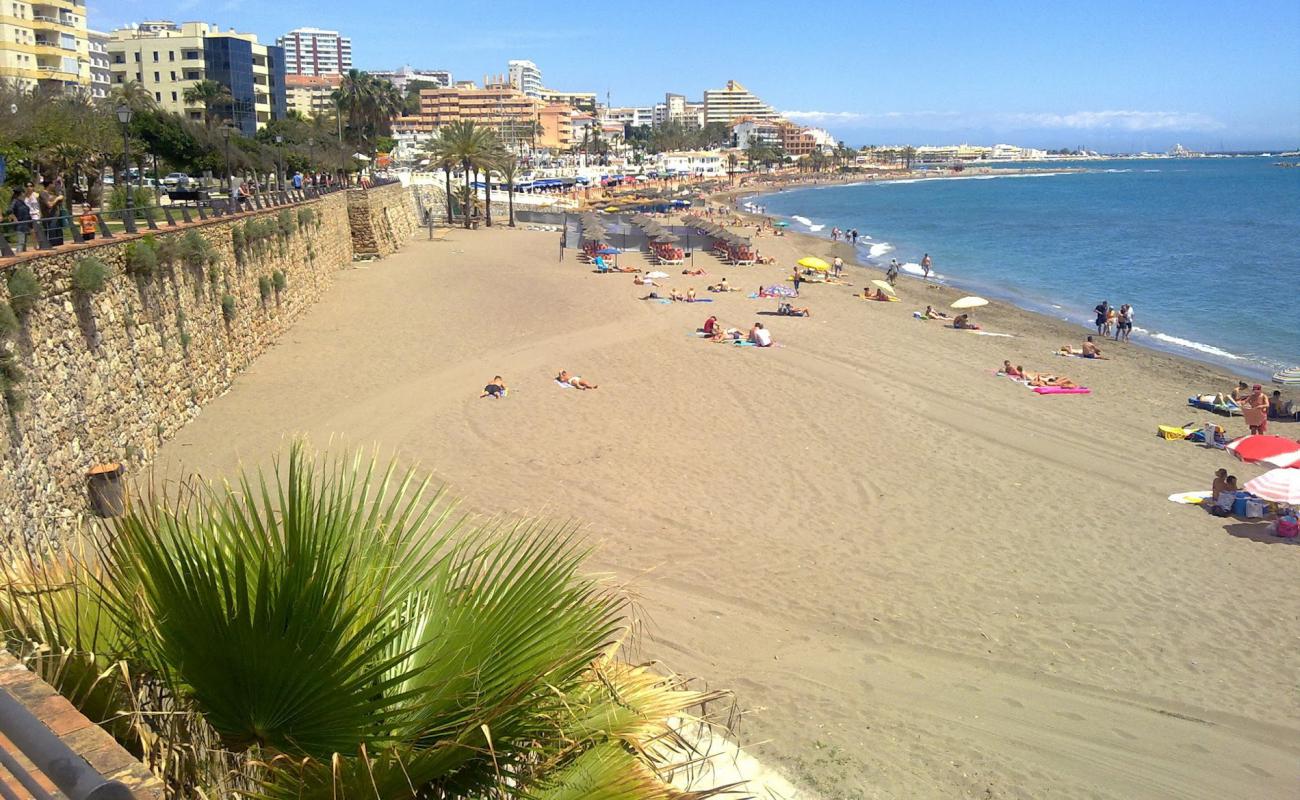 Photo de Benalmadena beach avec sable lumineux de surface