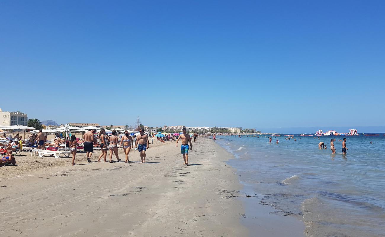 Photo de Playa De Denia avec sable brun de surface