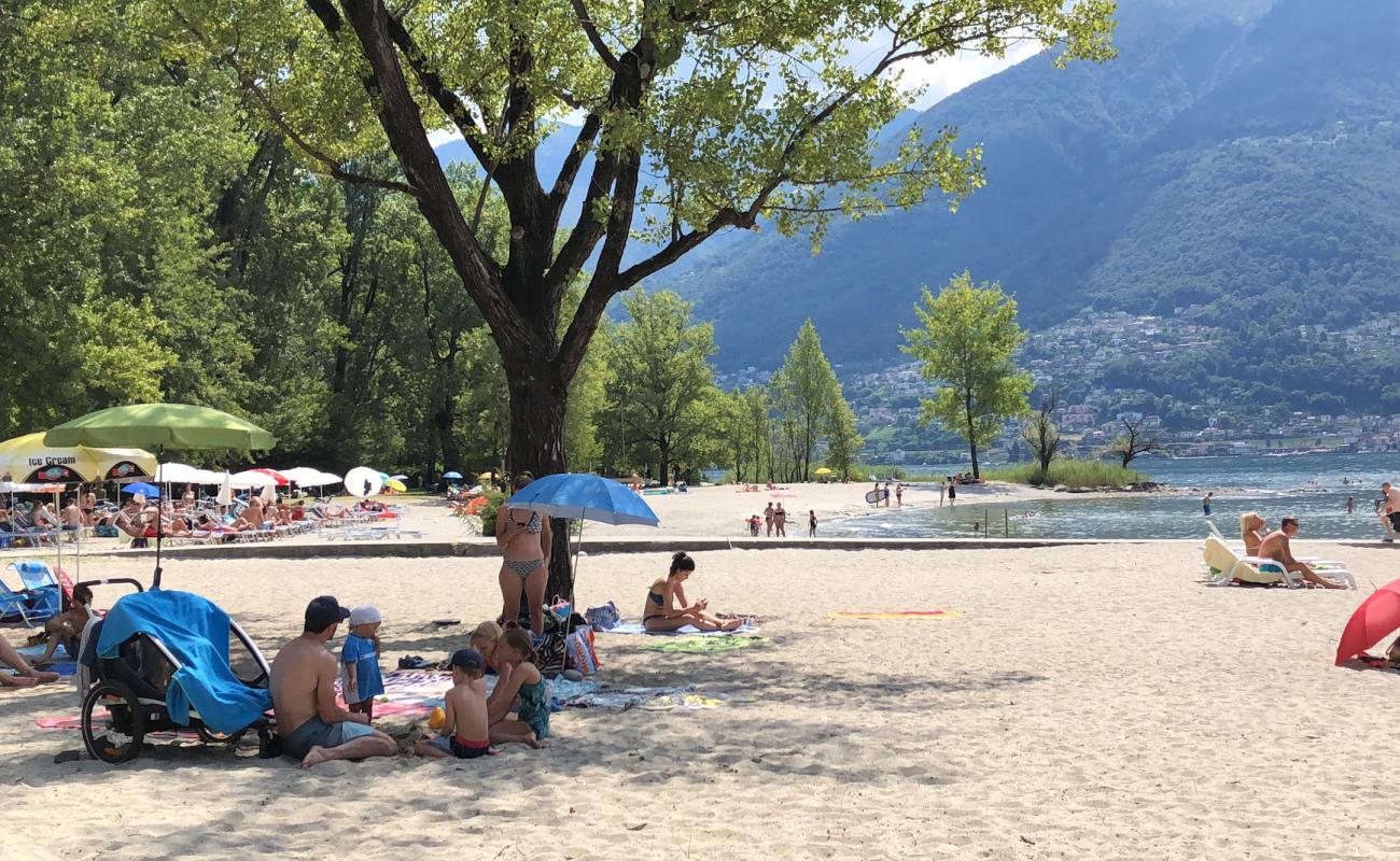 Photo de Lido di Ascona avec sable lumineux de surface