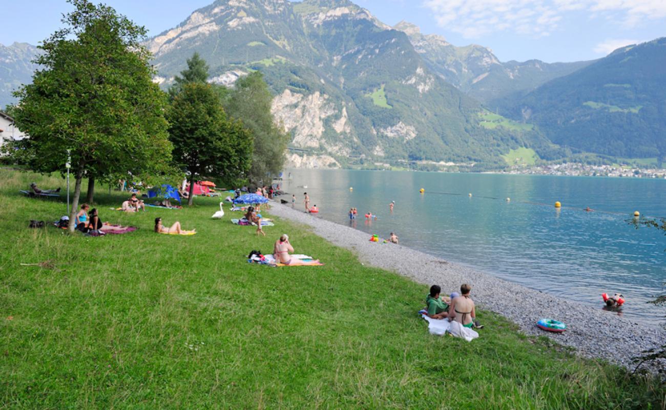 Photo de Strandbad Isleten avec caillou gris de surface