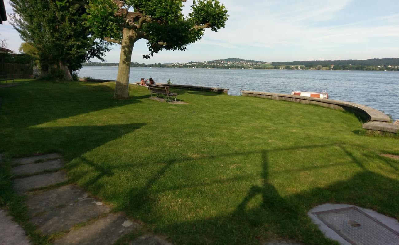 Photo de Tuscherz Strand avec béton de surface