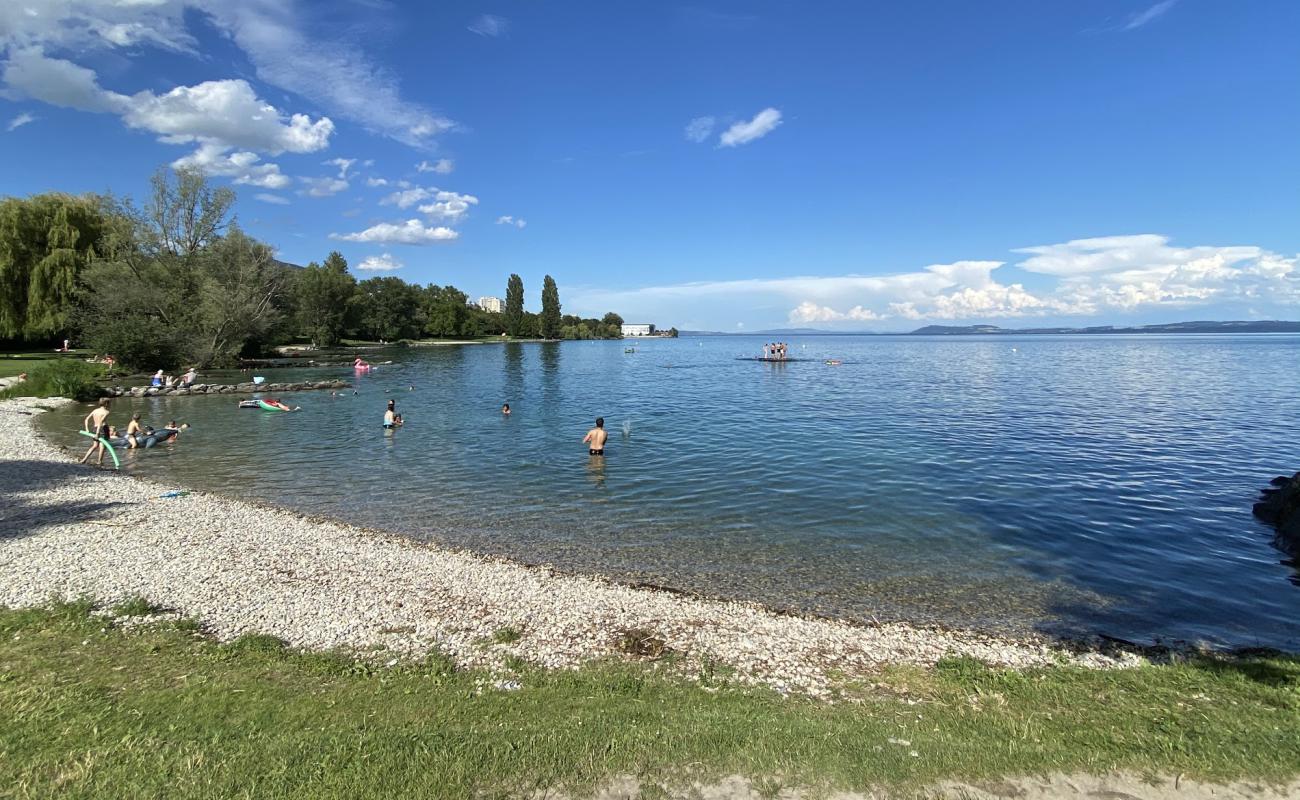 Photo de Plage d'Auvernier avec caillou fin gris de surface