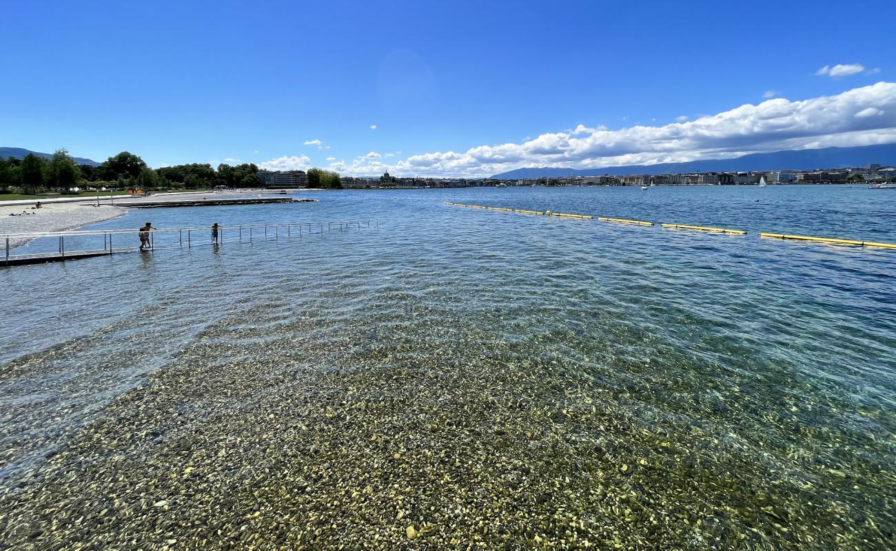 Photo de Plage des Eaux-Vives avec petits galets gris de surface