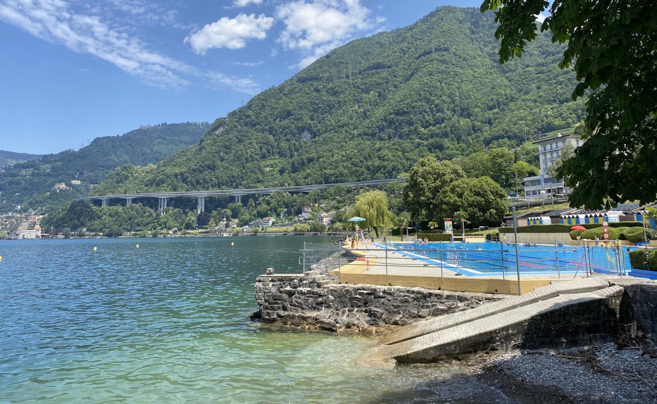 Photo de Piscine de Villeneuve avec surface béton pavée de surface