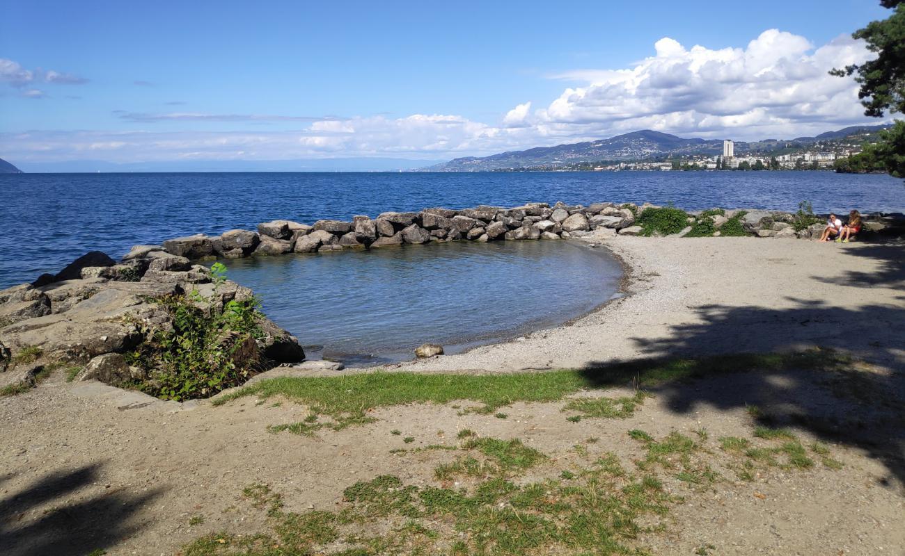 Photo de Plage du Chateau de Chillon avec caillou fin gris de surface