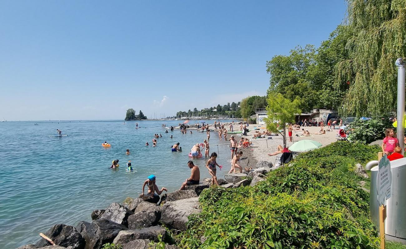 Photo de Montreux Plage avec sable gris avec caillou de surface