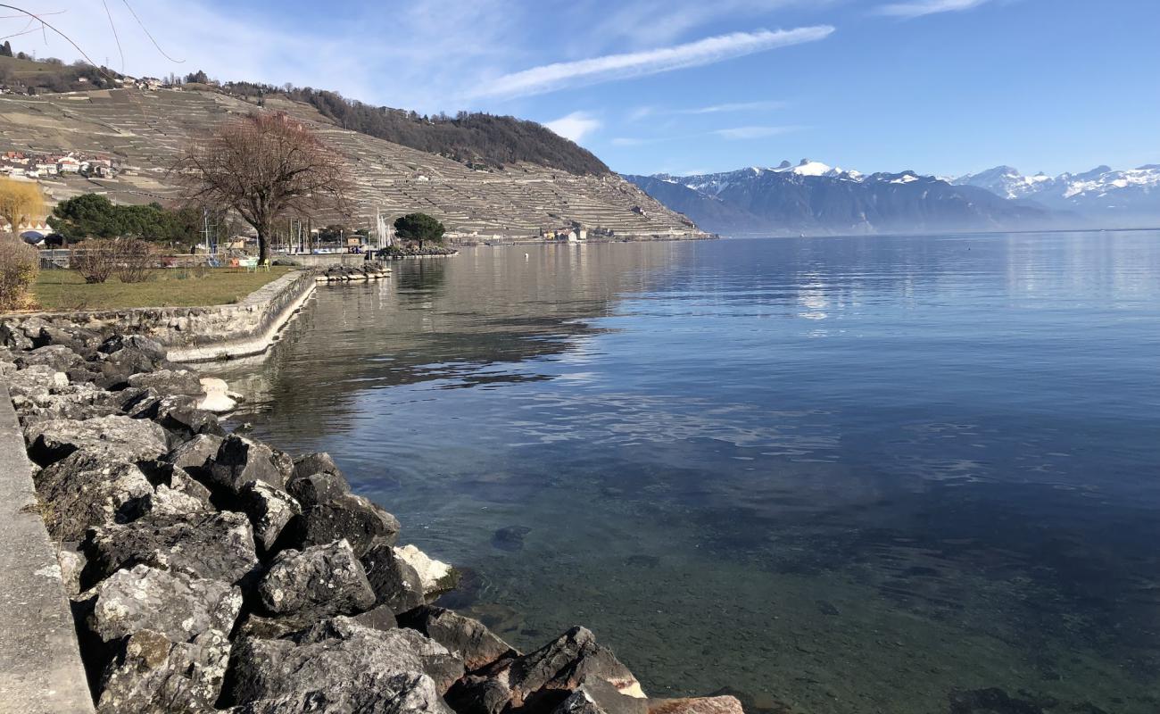 Photo de Plage de Perroy II avec roches de surface