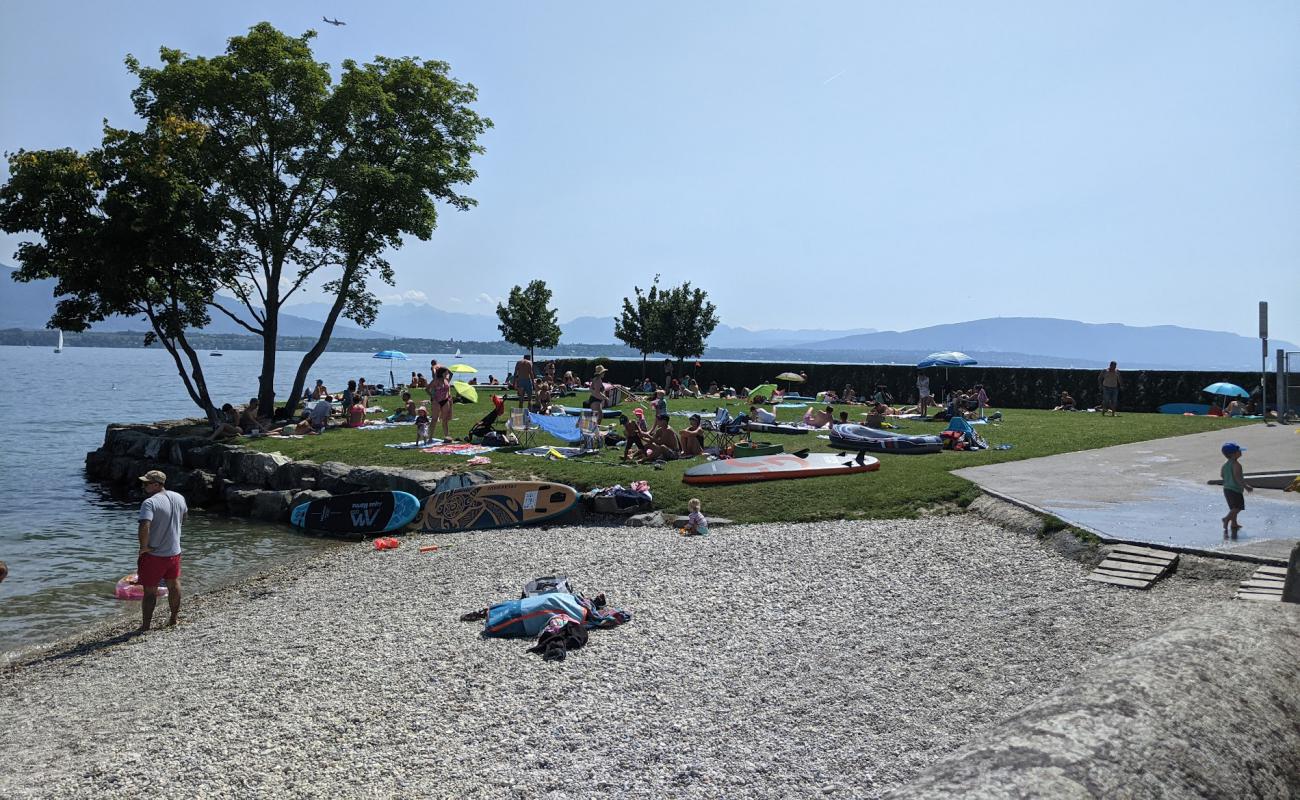 Photo de Plage des Rocailles avec petits galets gris de surface