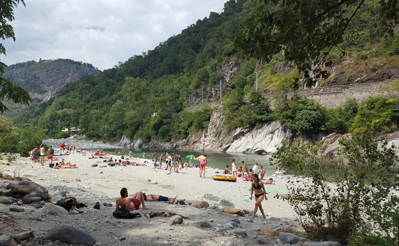 Photo de Spiaggia del Meriggio el Merisg avec sable gris avec roches de surface