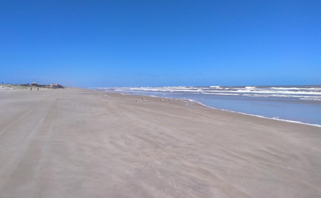 Photo de Plage des Merveilles avec sable beige de surface