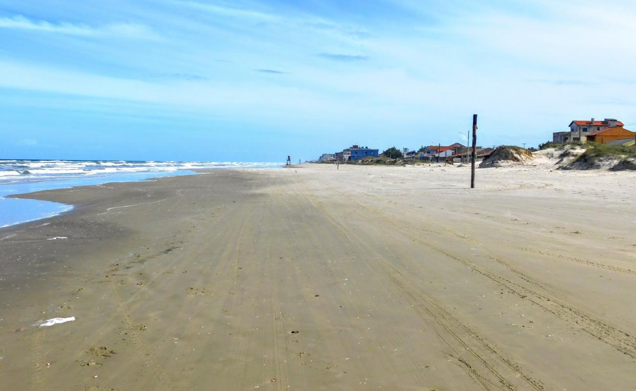 Photo de Praia de Salinas avec sable lumineux de surface