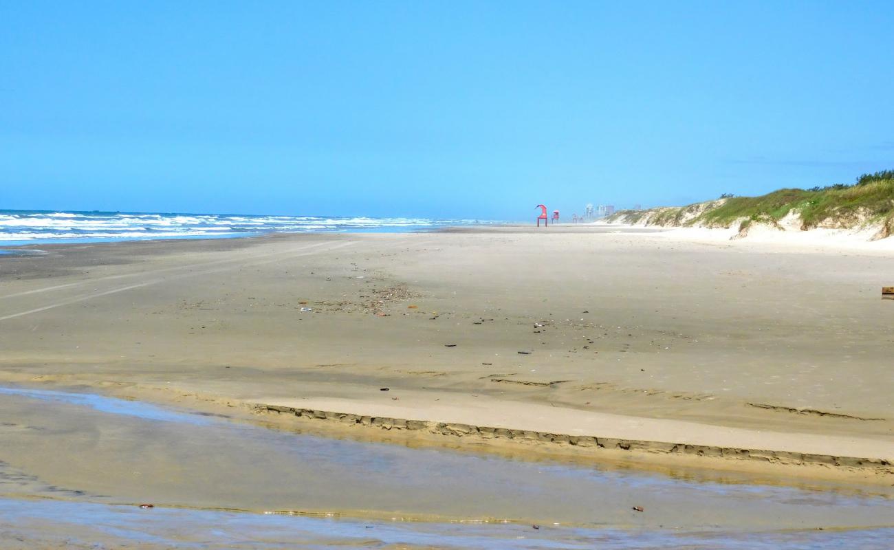 Photo de Plage Mariluz avec sable fin et lumineux de surface