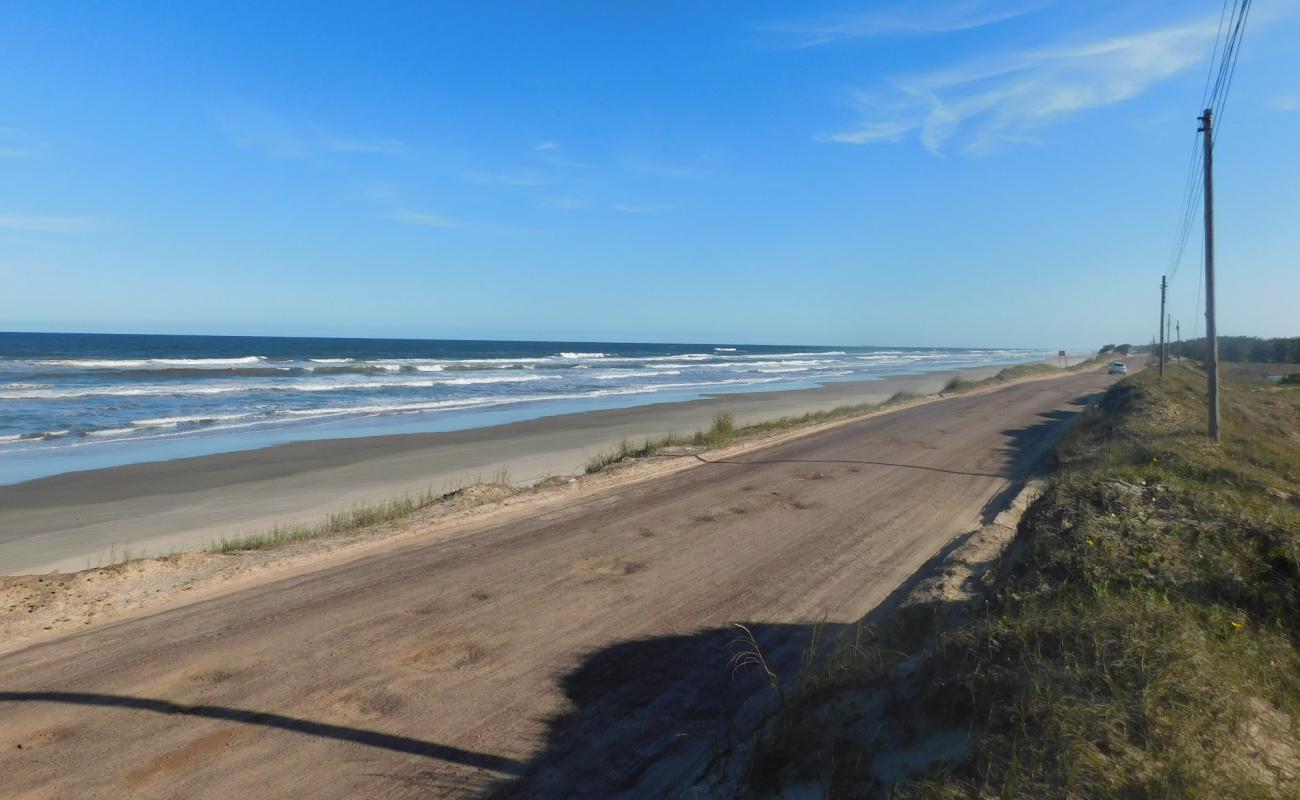 Photo de Plage Imara avec sable fin et lumineux de surface