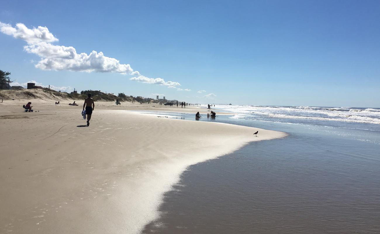 Photo de Plage de Xangri-la avec sable beige fin de surface