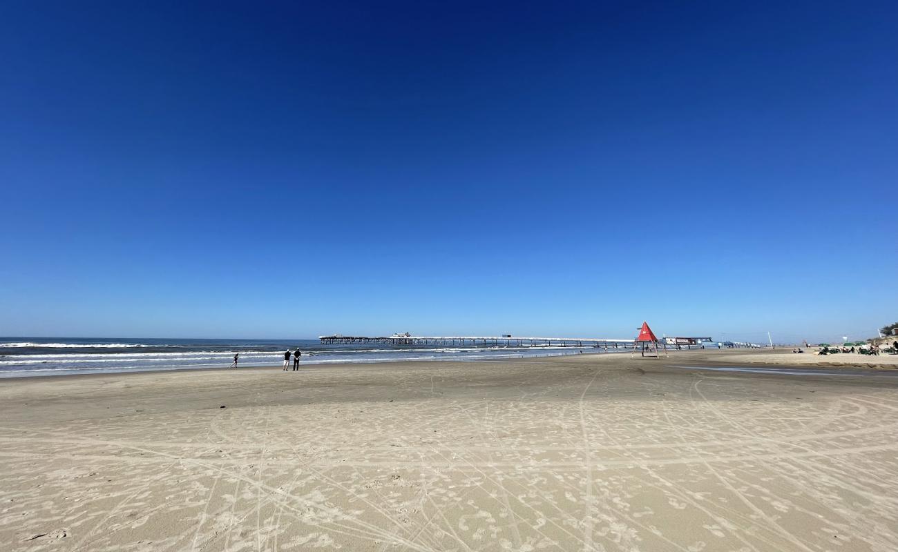 Photo de Praia de Atlantida avec sable beige fin de surface