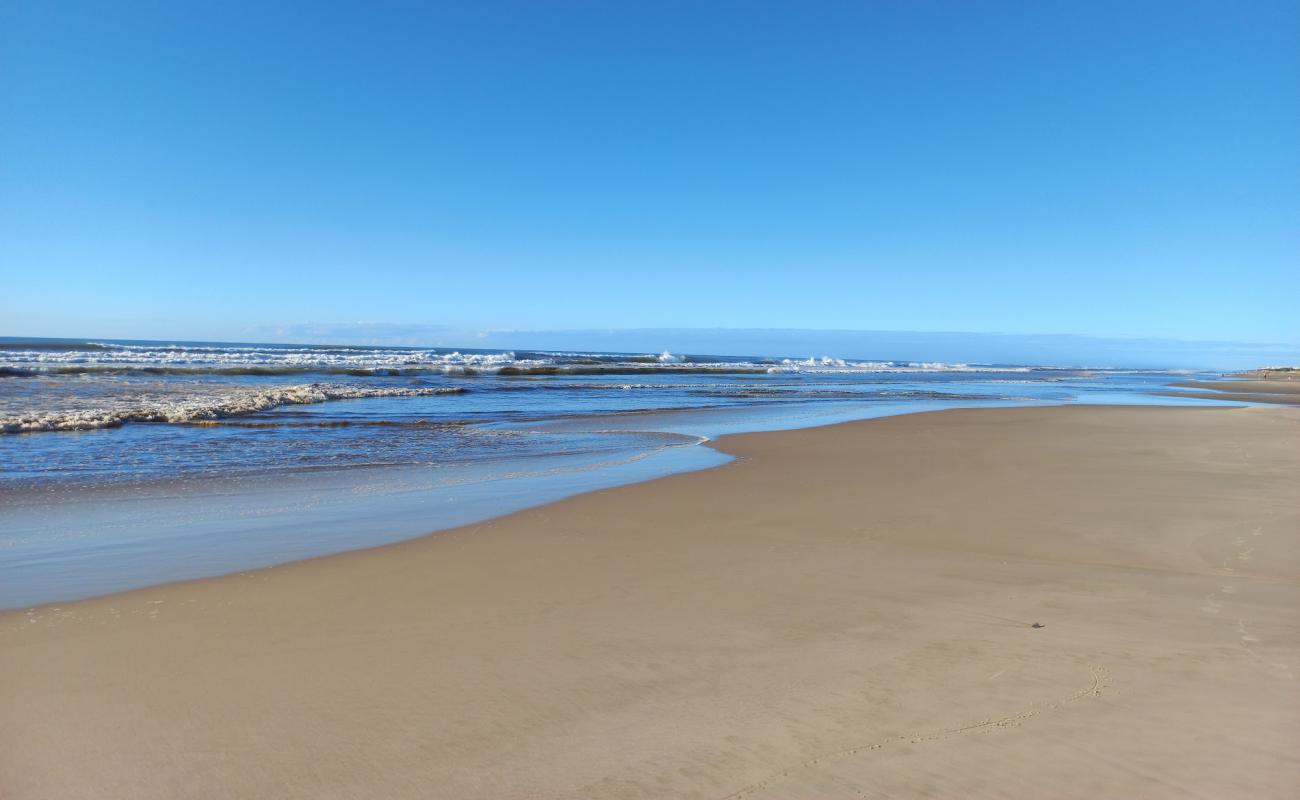 Photo de Plage de Capao Novo avec sable lumineux de surface