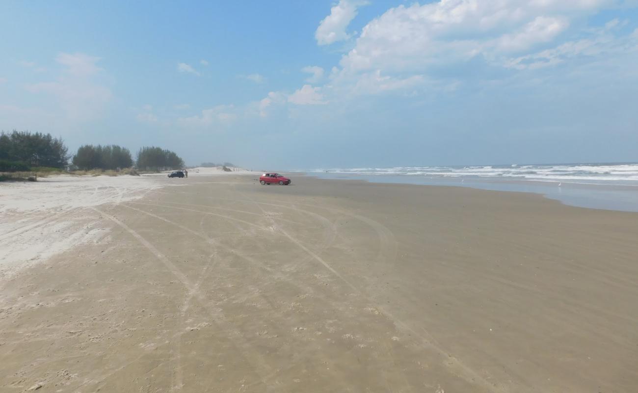 Photo de Plage de Rondinha Nova avec sable beige fin de surface
