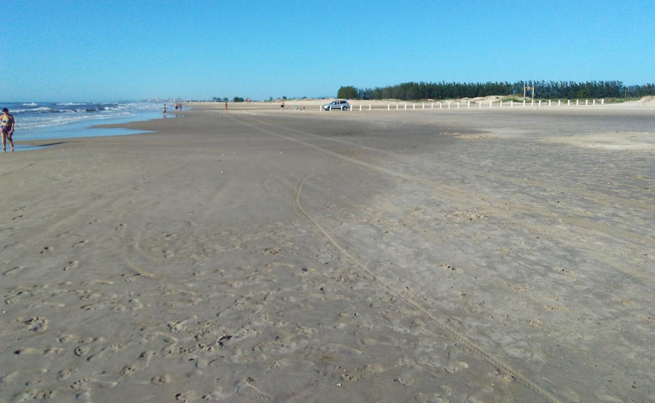 Photo de Praia de Balneário BellaTorres avec sable beige fin de surface