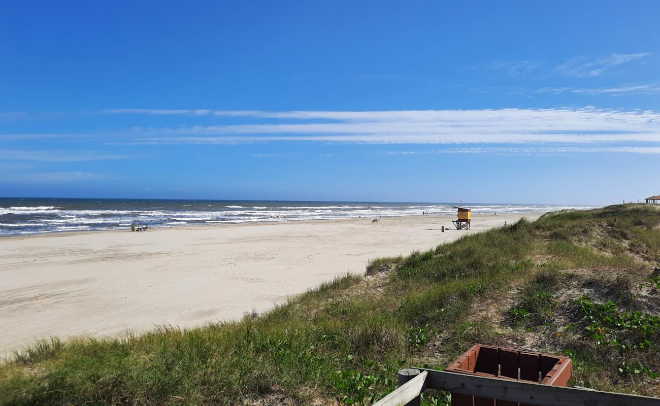 Photo de Praia de Balneario Gaivota avec sable beige fin de surface