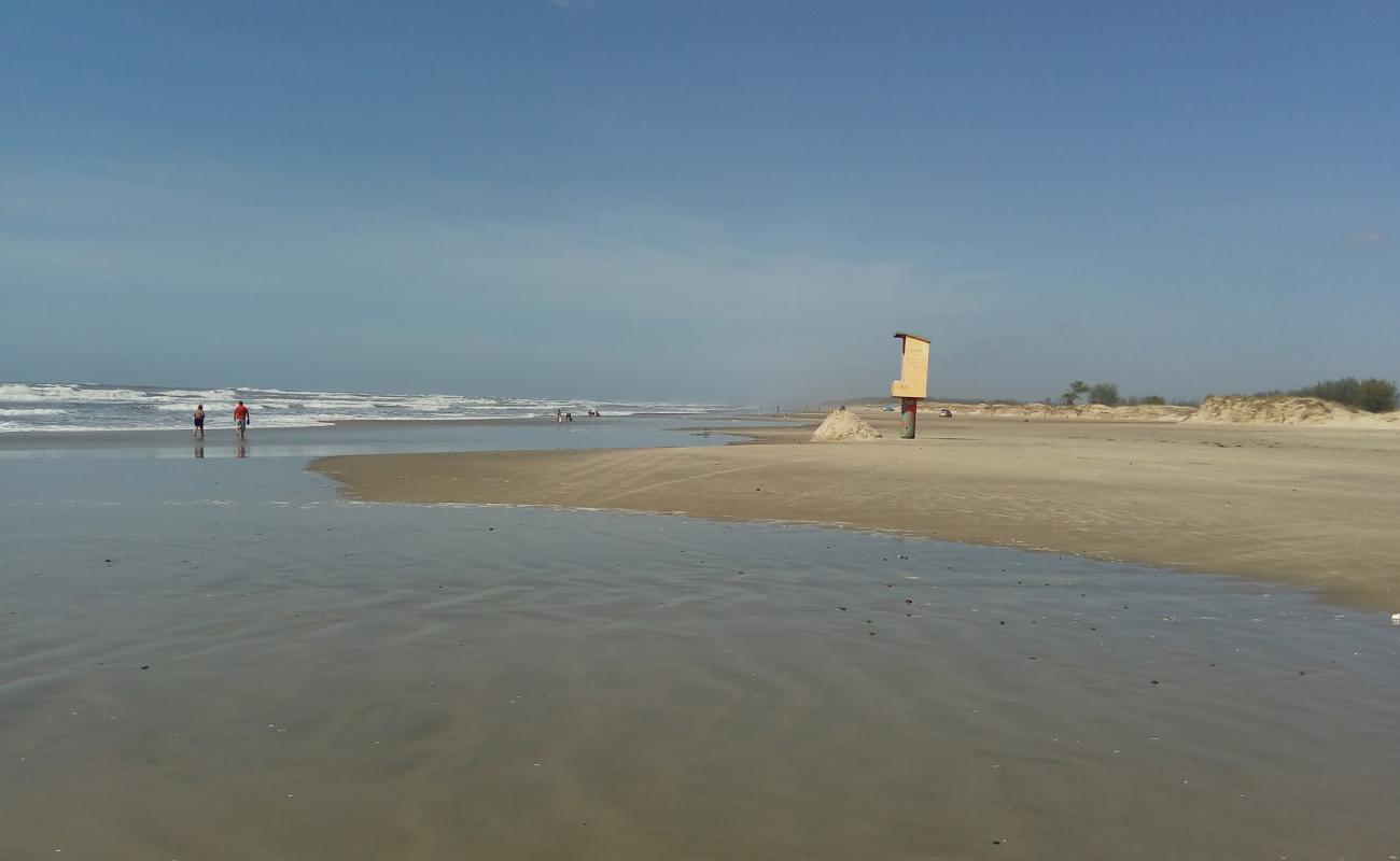 Photo de Praia da Cacamba avec sable fin et lumineux de surface