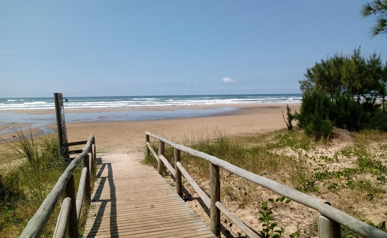 Photo de Praia de Albatroz avec sable beige fin de surface