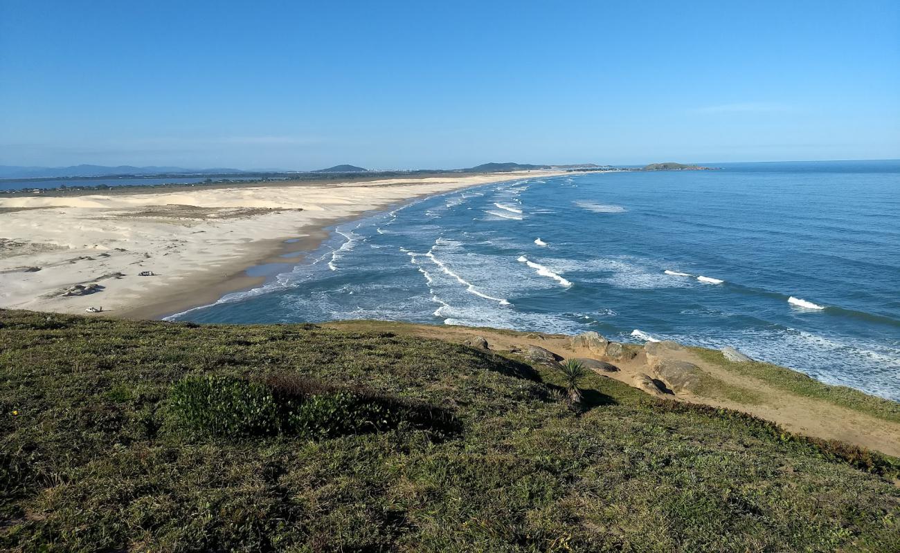 Photo de Praia da Galheta Sul avec sable fin et lumineux de surface