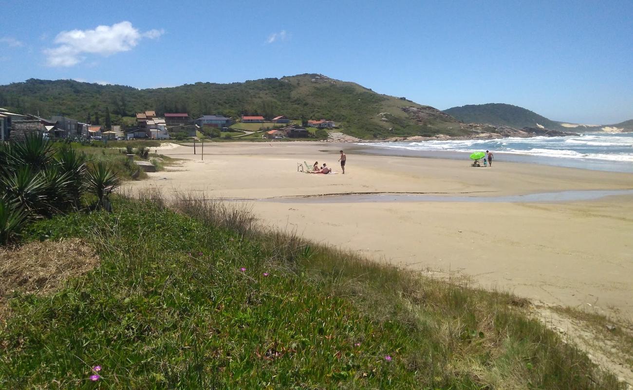 Photo de Praia da Tereza avec sable beige fin de surface