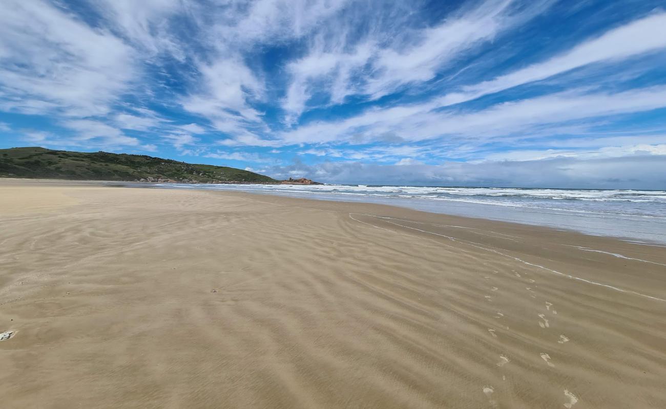 Photo de Praia da Gravata avec sable beige fin de surface