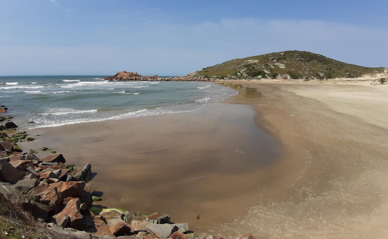 Photo de Praia do Tamborete avec sable beige de surface