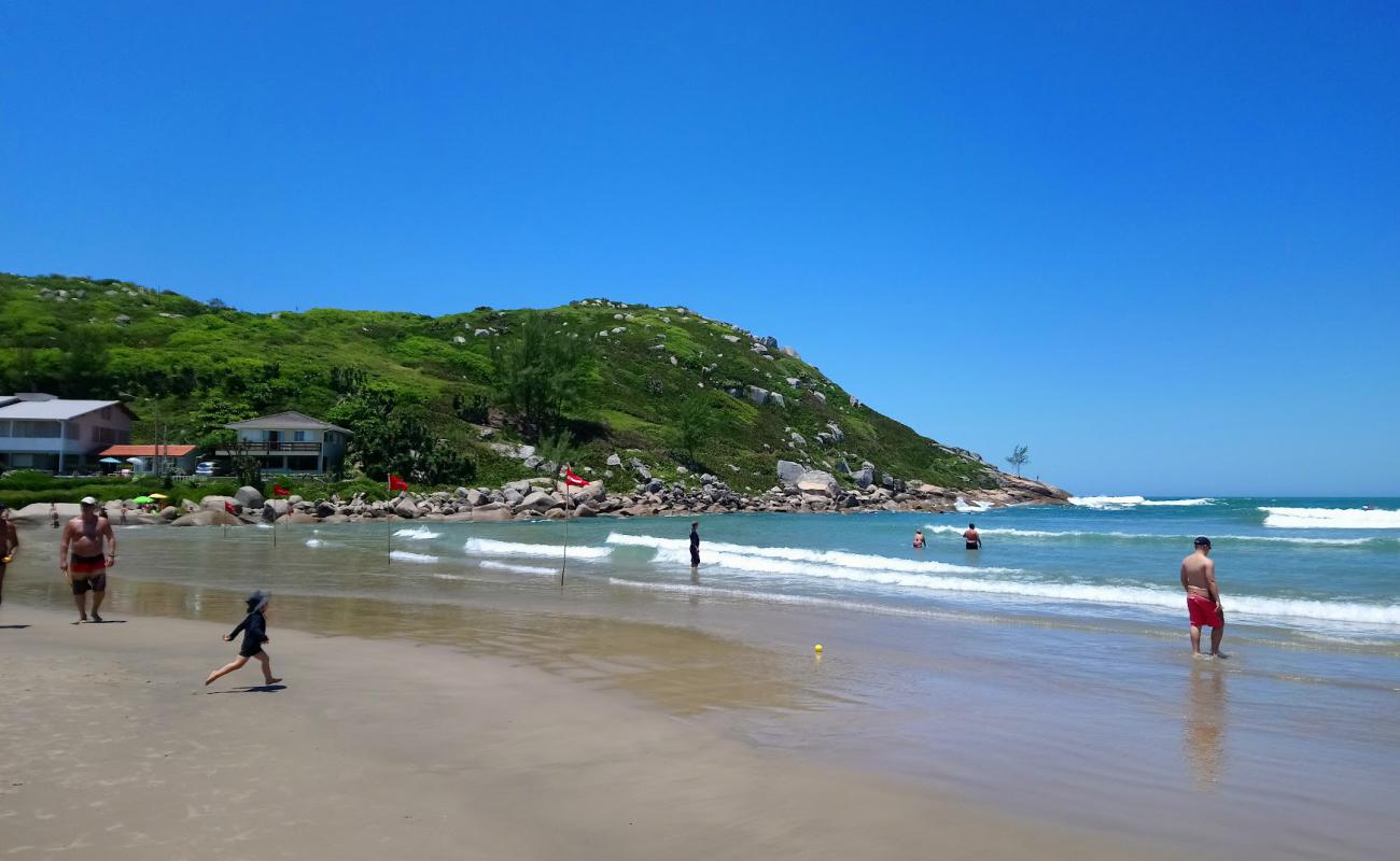 Photo de Praia de Itapiruba avec sable fin et lumineux de surface