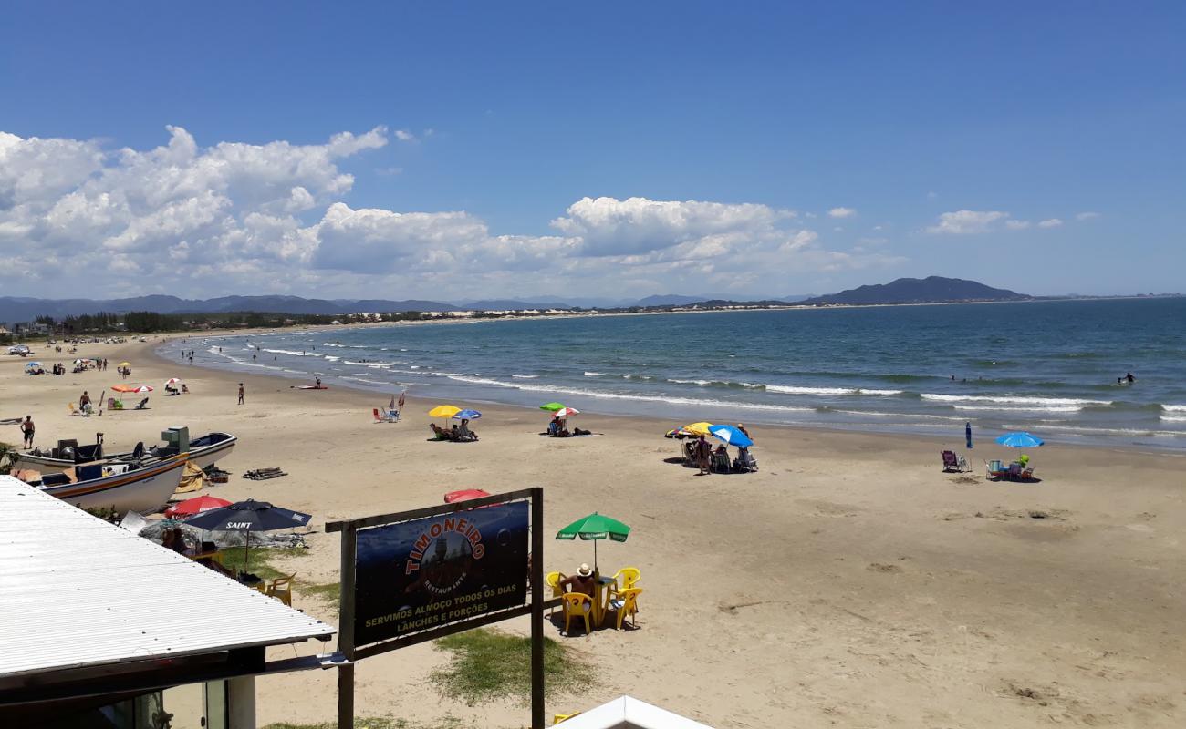 Photo de Praia de Itapirubá avec sable beige fin de surface