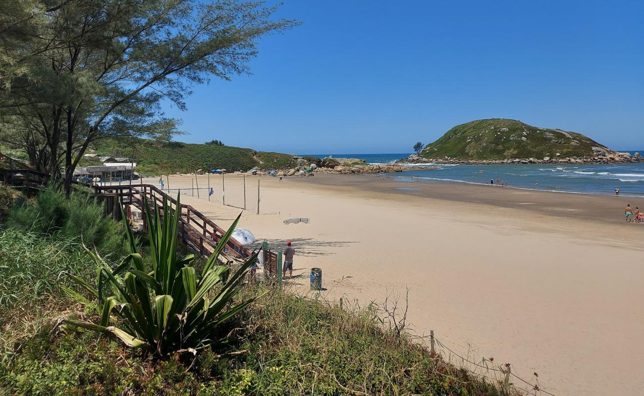 Photo de Praia de Imbituba avec sable beige fin de surface