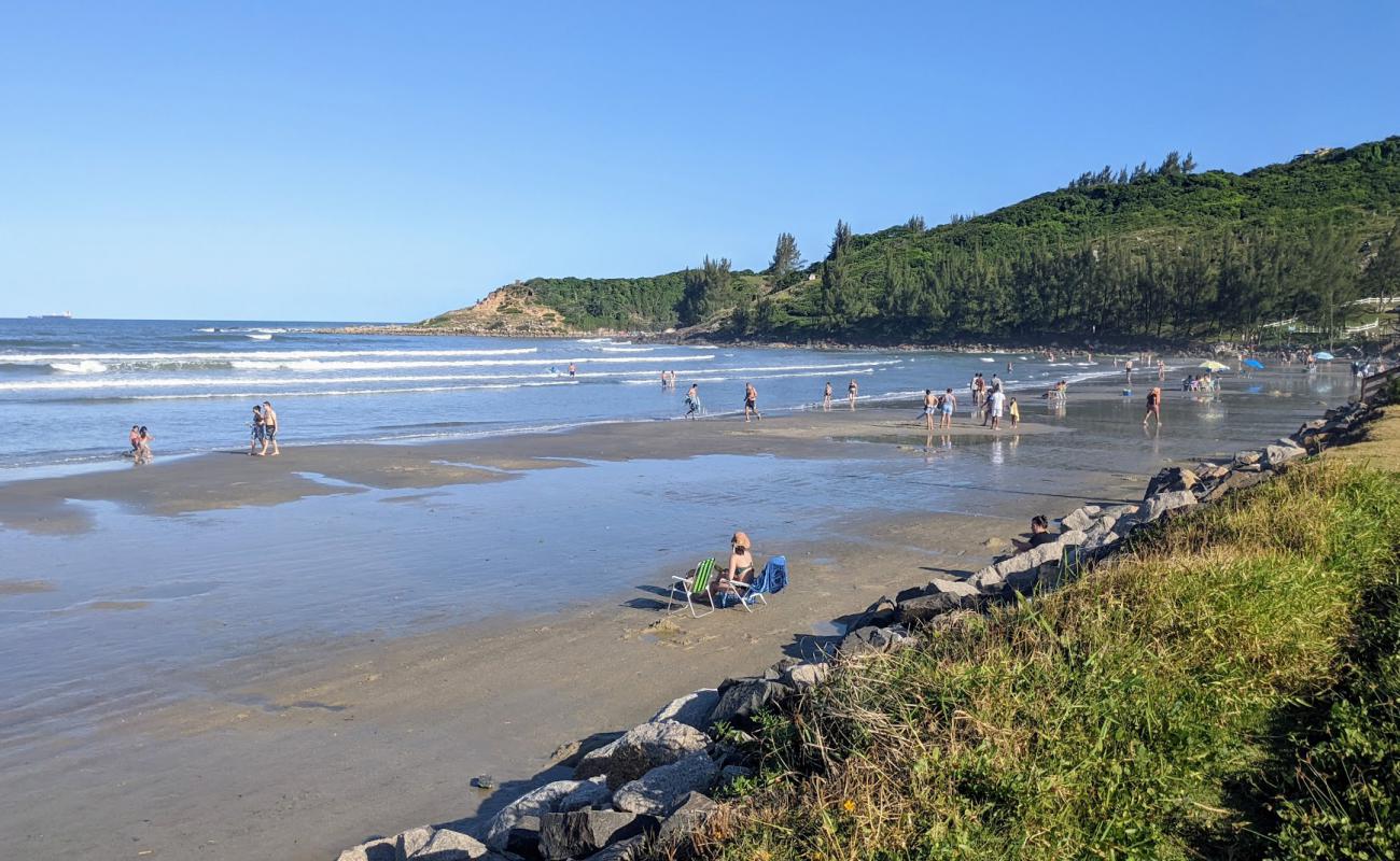 Photo de Praia da Ribanceira avec sable beige de surface