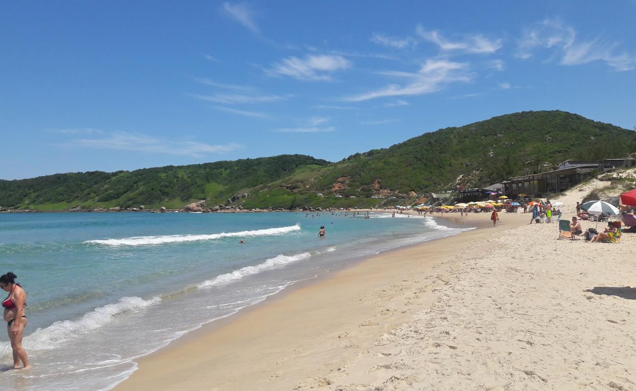 Photo de Praia do Rosa Sul avec sable beige fin de surface