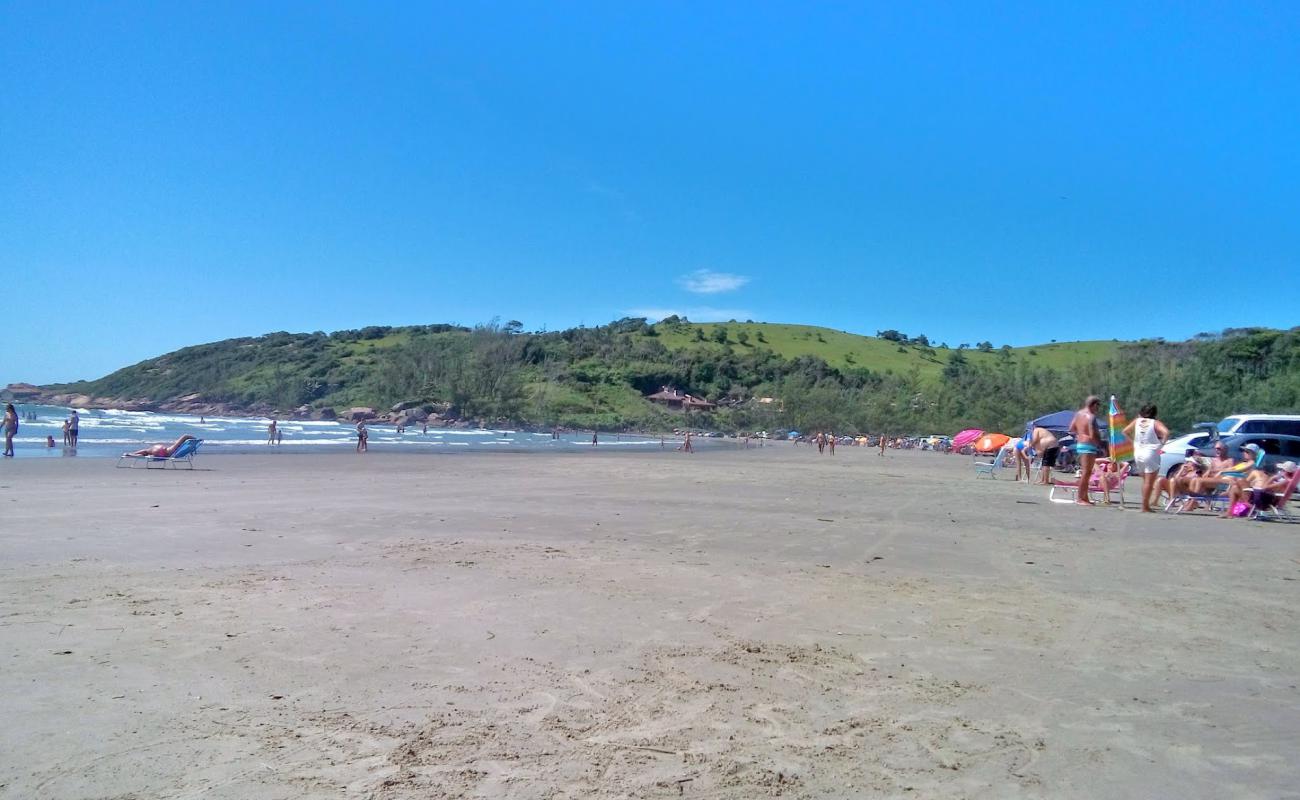 Photo de Praia do Ouvidor avec sable fin et lumineux de surface