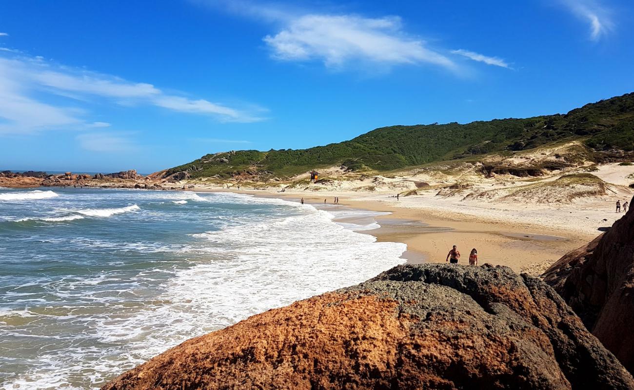 Photo de Prainha Guarda do Embau avec sable lumineux de surface