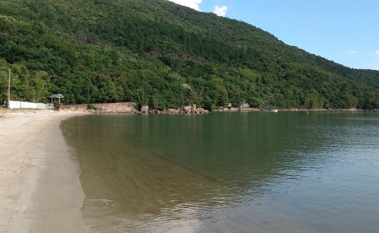 Photo de Praia de Aracatuba avec sable lumineux de surface